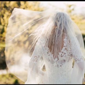 Women’s fingertip bridal veil 36”